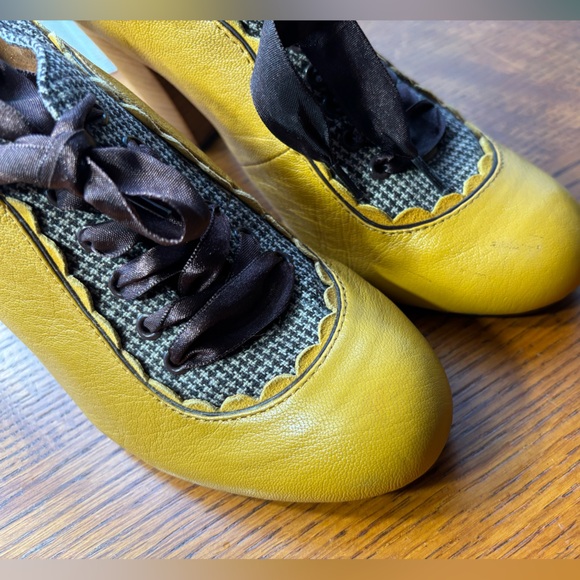 POETIC LICENSE gorgeous yellow booties VINTAGE LOOK heels SIZE 9.5 RIBBONS - Picture 6 of 9